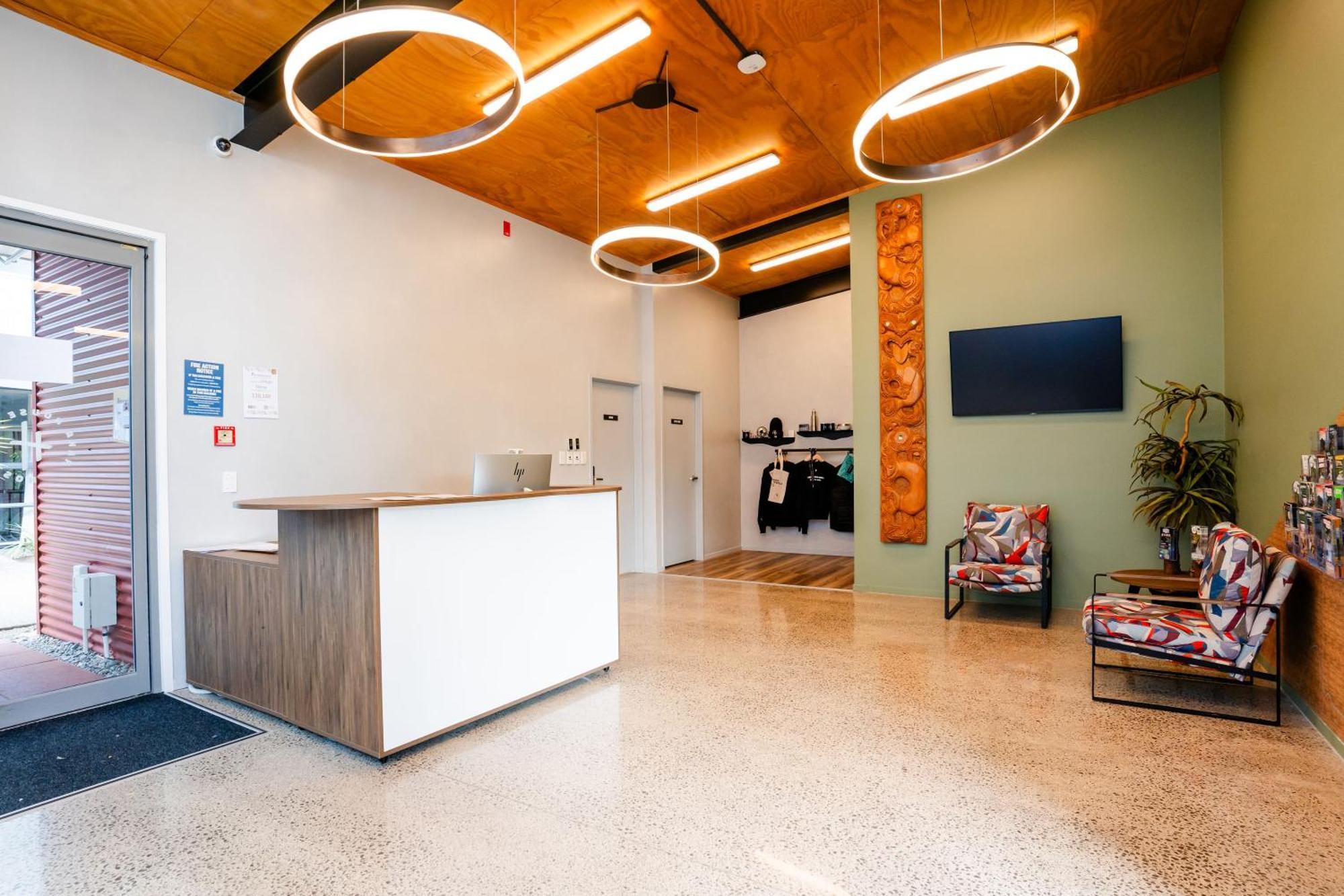 Haka House Rotorua Hostel Εξωτερικό φωτογραφία Reception