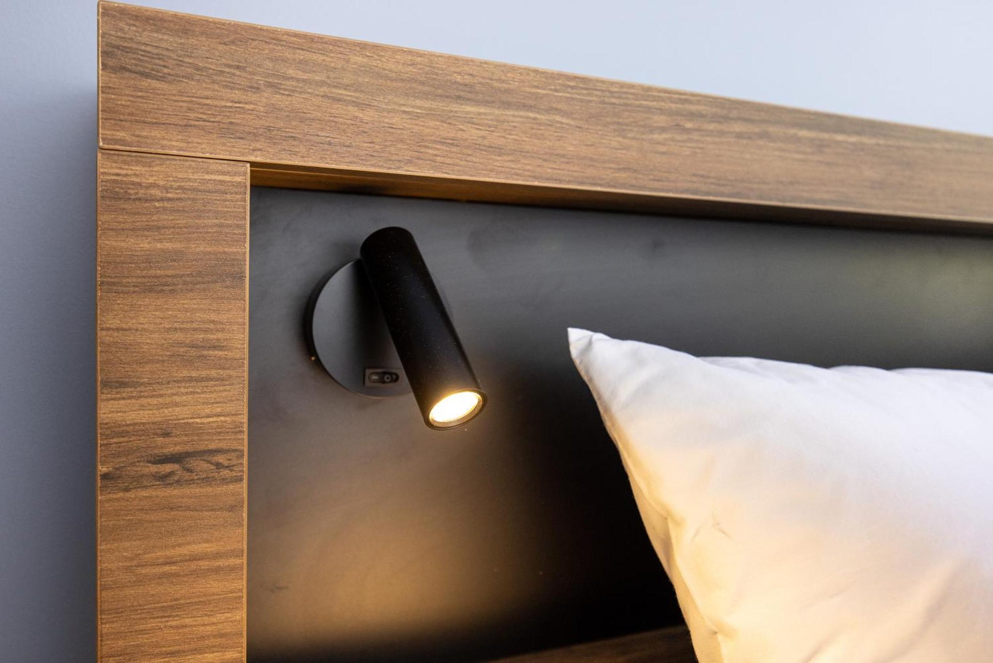 Haka House Rotorua Hostel Εξωτερικό φωτογραφία A wall-mounted reading light