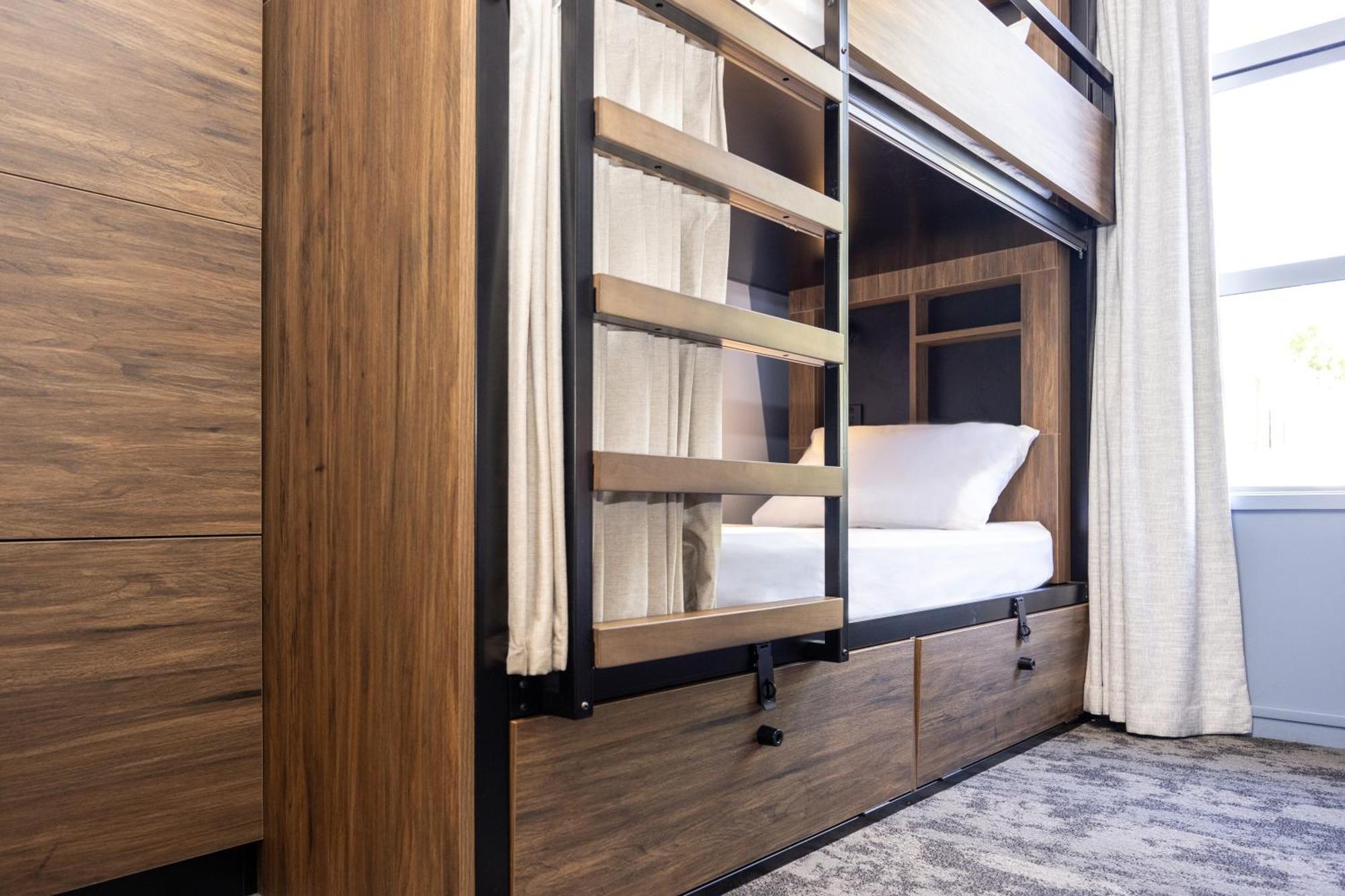 Haka House Rotorua Hostel Εξωτερικό φωτογραφία A bunk bed with a ladder