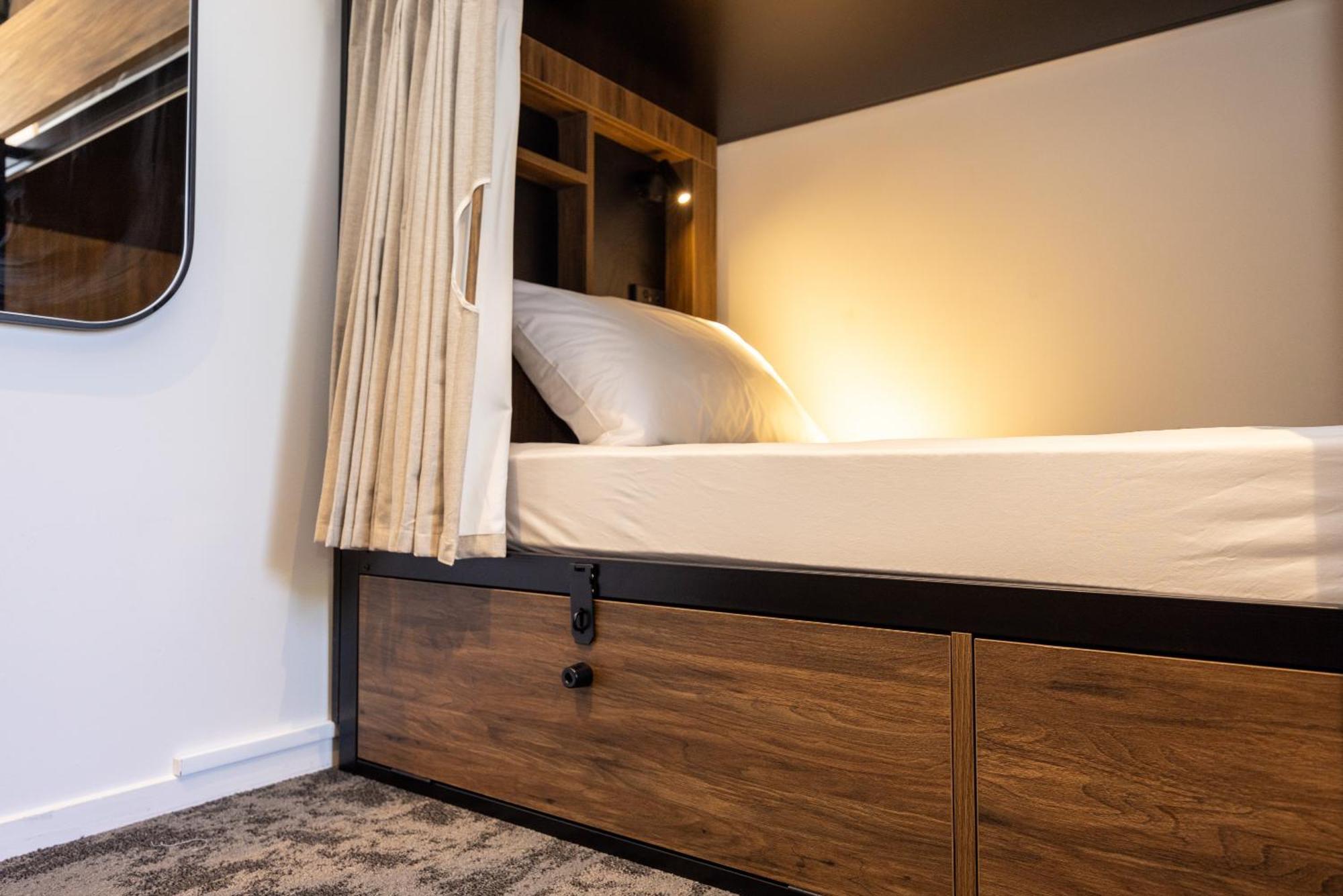 Haka House Rotorua Hostel Εξωτερικό φωτογραφία A capsule bed
