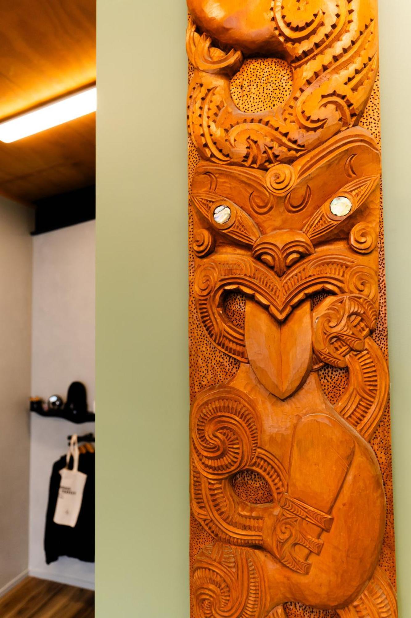 Haka House Rotorua Hostel Εξωτερικό φωτογραφία A pounamu carving